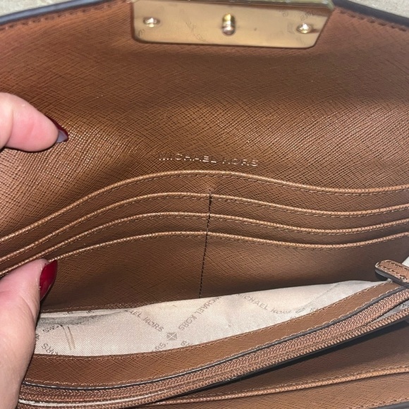 MICHAEL KORS KINSLEY Brown Leather Carryall Gold-Tone Hardware Wallet - Picture 13 of 16